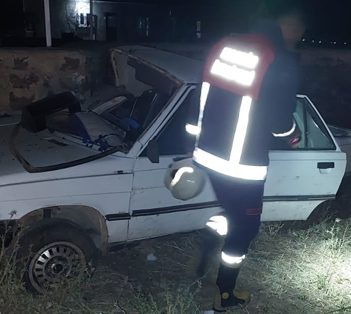 MARDİN’İN DERİK İLÇESİNDE SÜRÜCÜSÜNÜN KONTROLÜNDEN ÇIKAN OTOMOBİLİN, ŞARAMPOLE YUVARLANMASI SONUCU