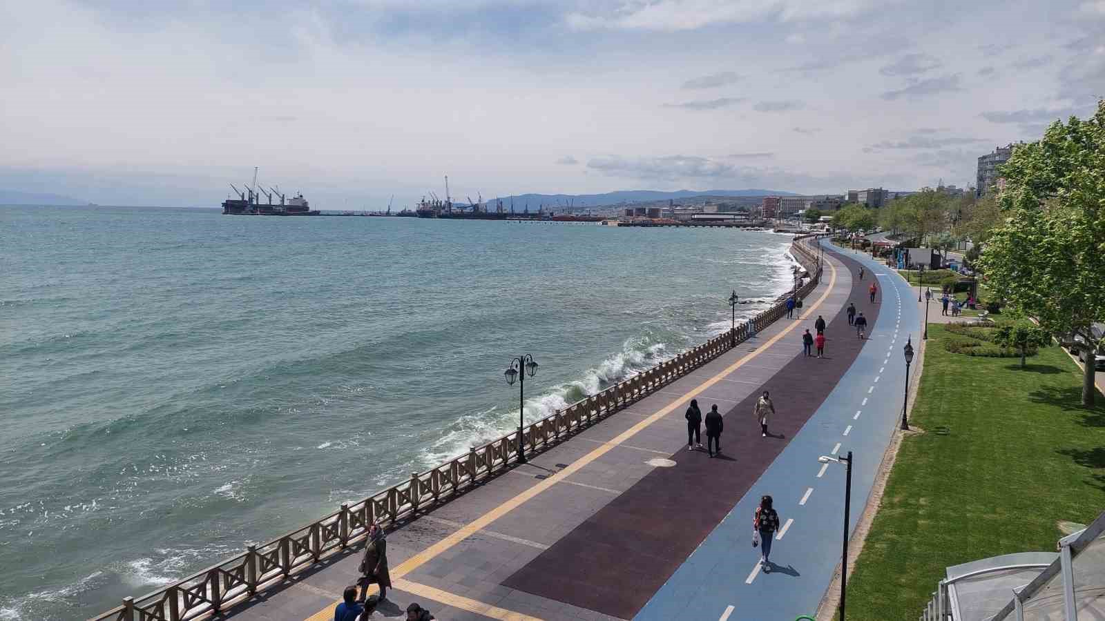 MARMARA DENİZİ'NDE ETKİLİ OLAN POYRAZ SEBEBİYLE ÇOK SAYIDA BÜYÜK GEMİ