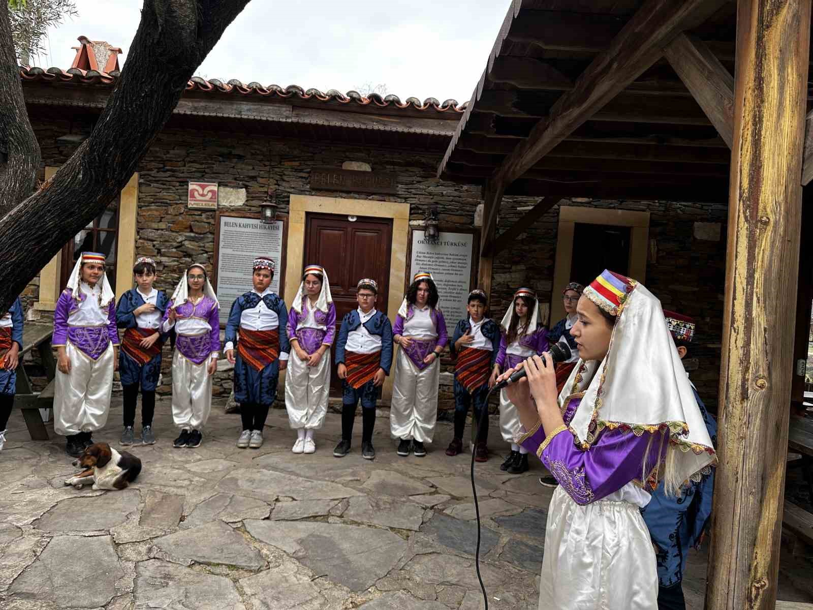 MARMARİSLİ ÖĞRENCİLER İŞARET DİLİ İLE KERİMOĞLU TÜRKÜSÜNÜ SÖYLEDİLER