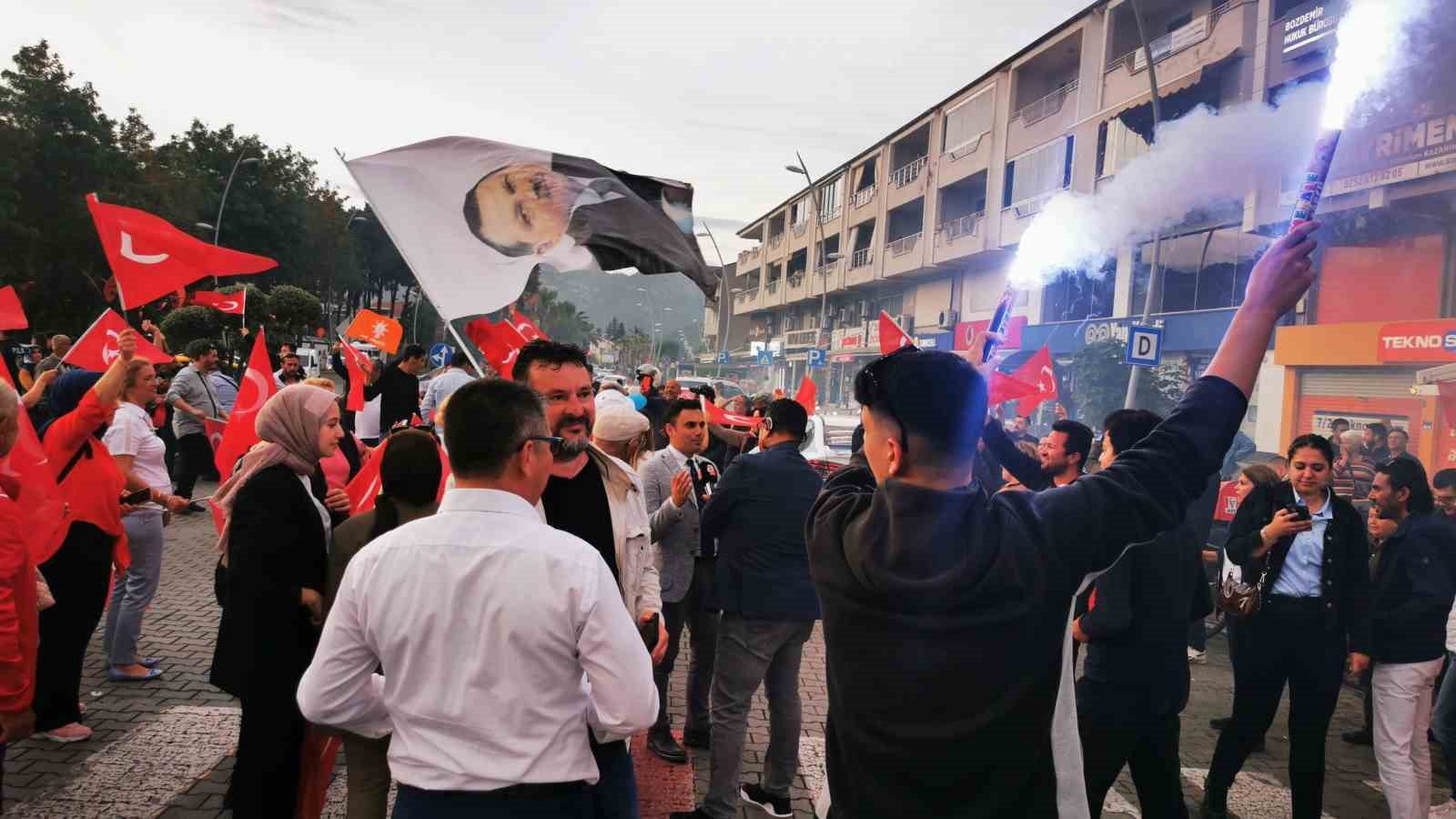 AK PARTİLİLERİN CUMHURBAŞKANI ERDOĞAN SEVİNCİ SOKAKLARA TAŞTI