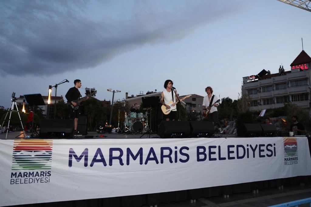 MARMARİS’TE SAHNE GENÇLERİN