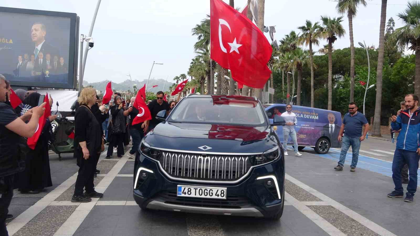 TÜRK BAYRAKLARI VE ALKIŞLARLA KARŞILAYAN VATANDAŞLAR ŞOFÖR KOLTUĞUNA OTURMAK VE