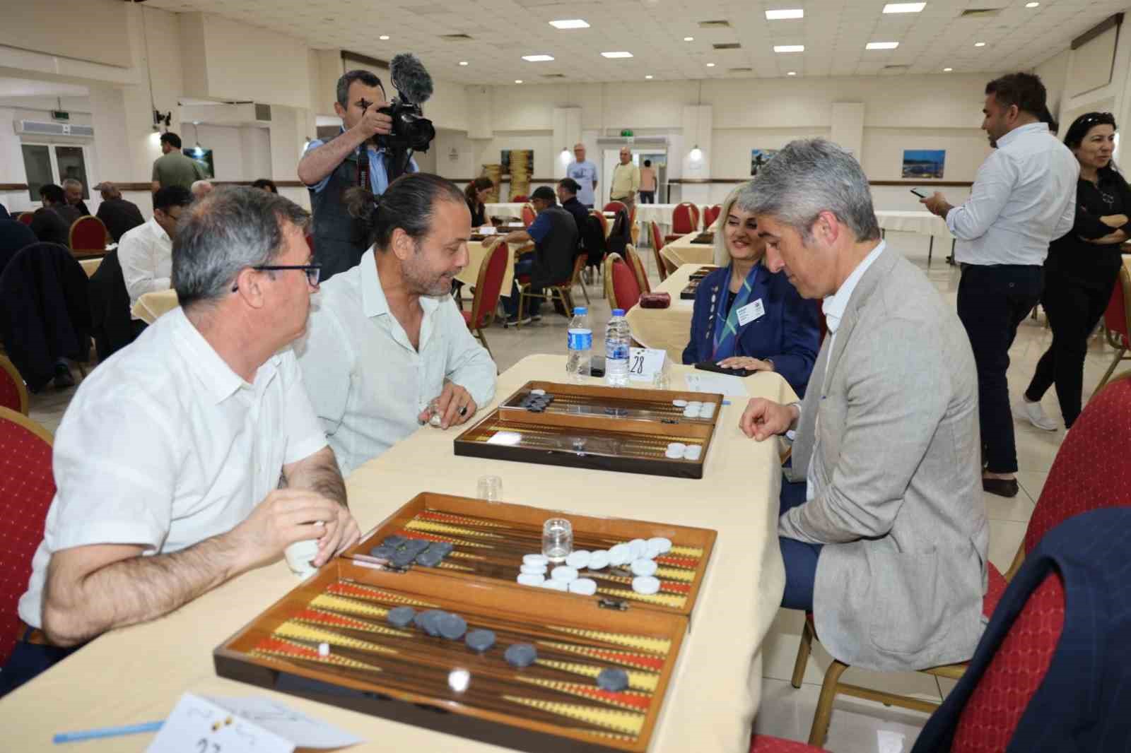 MARMARİS’TE ZARLAR DEPREMZEDELER İÇİN ATILDI