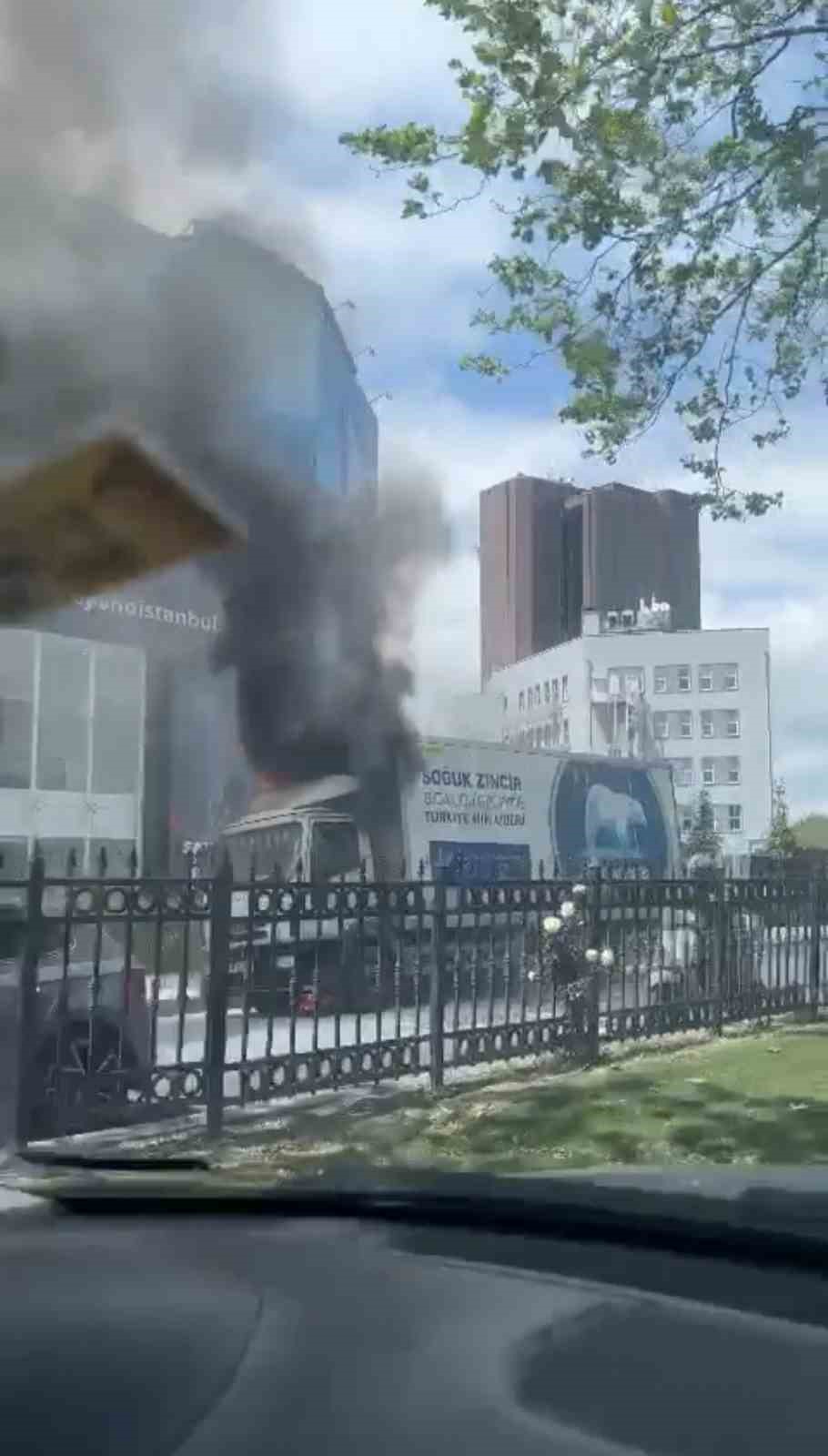 MASLAK BÜYÜKDERE CADDESİ ÜZERİNDE KAPALI KASA KAMYON SEYİR HALİNDEYKEN LASTİK