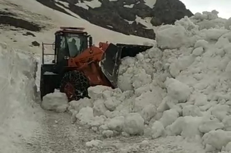 HAKKARİ'NİN ŞEMDİNLİ İLÇESİNDE KIŞ AYLARINDA YOĞUN KAR YAĞIŞI VE DÜŞEN