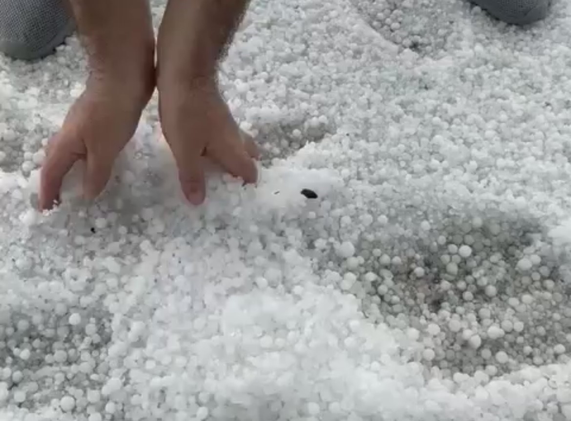 ESKİŞEHİR’DE GÖRÜLEN YOĞUN DOLU YAĞIŞI VATANDAŞI ADETA ŞAŞKINA ÇEVİRDİ