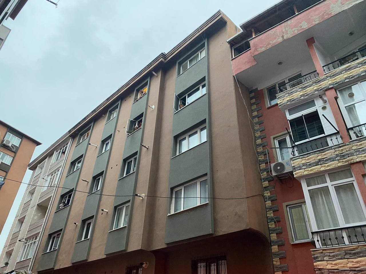 MECİDİYEKÖY'DE 5 KATLI BİNANIN ÇATISI YANDI: 3 YARALI