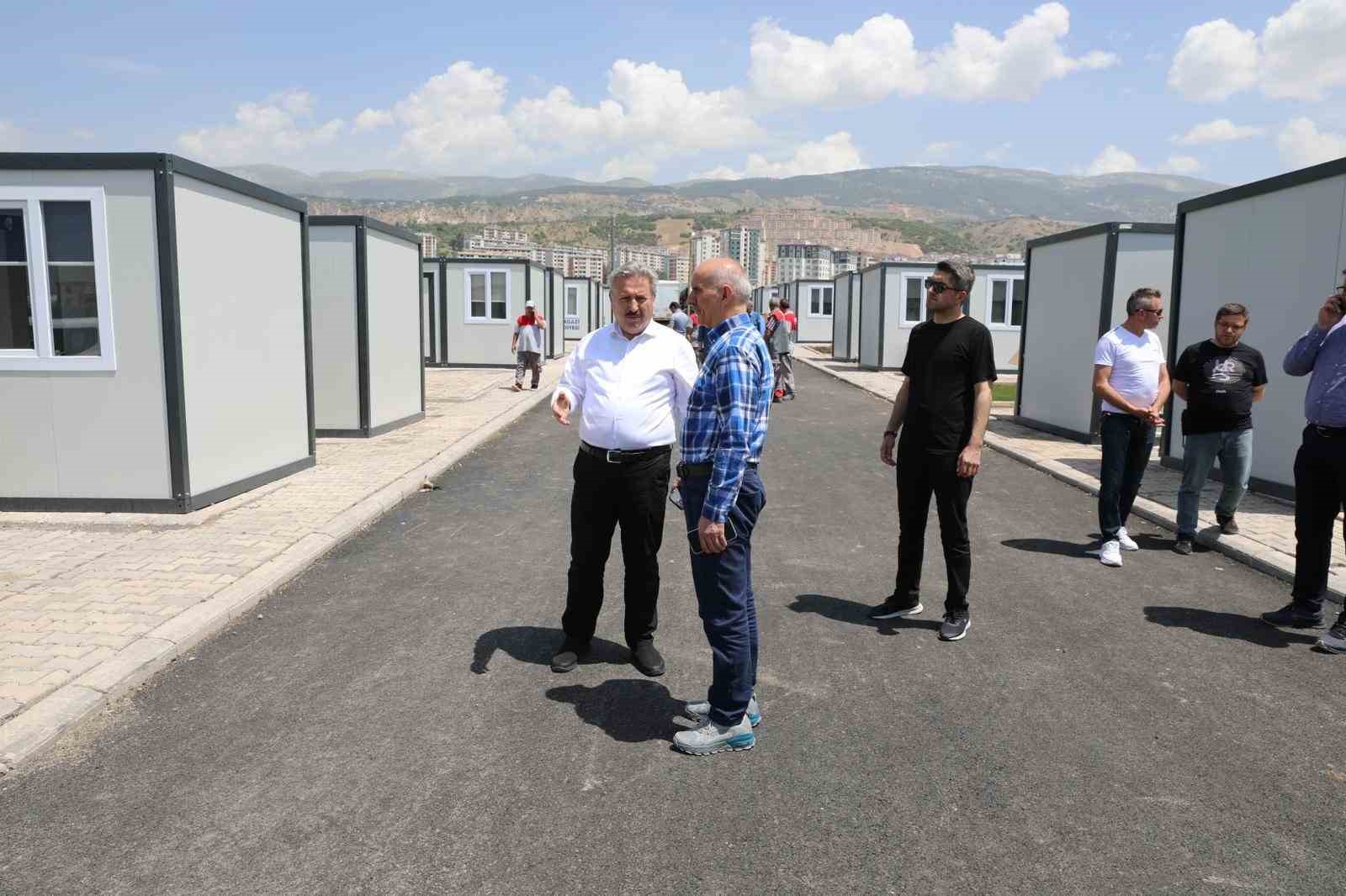 TEKNİK EKİBİYLE BERABER KAHRAMANMARAŞ’TA KISA SÜREDE YAPILARAK 63 AİLENİN BARINACAĞI
