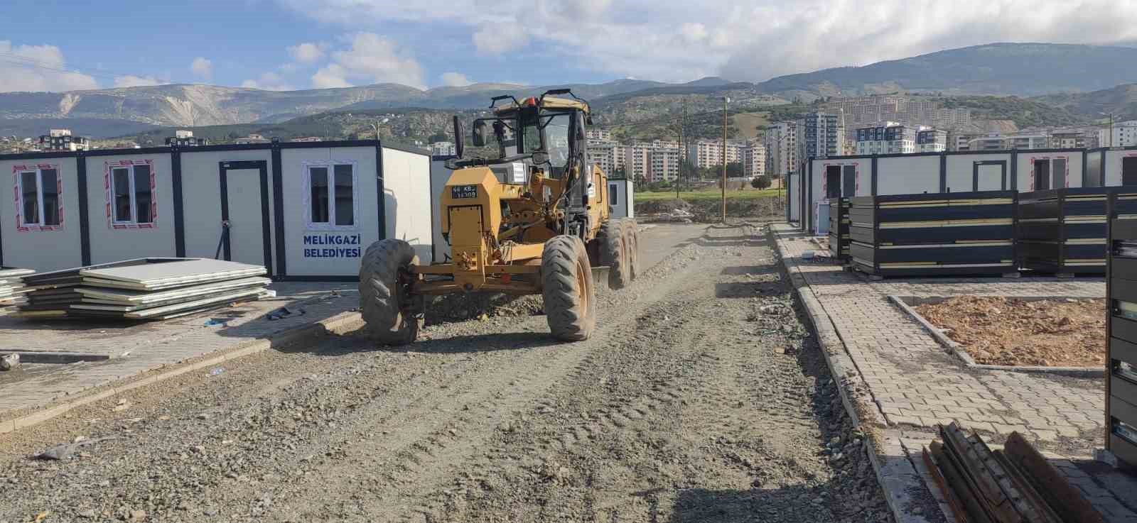 MELİKGAZİ BELEDİYESİ, TÜRKİYE’NİN YAŞADIĞI DEPREM FELAKETİNİN ARDINDAN DEPREM BÖLGELERİNE YARDIMLARINI