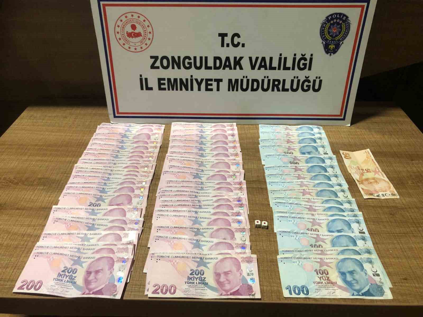 ZONGULDAK'IN DEVREK İLÇESİNDE MEMURLAR DERNEĞİ LOKALİ'NDE KUMAR OYNARKEN YAPILAN DENETİMDE