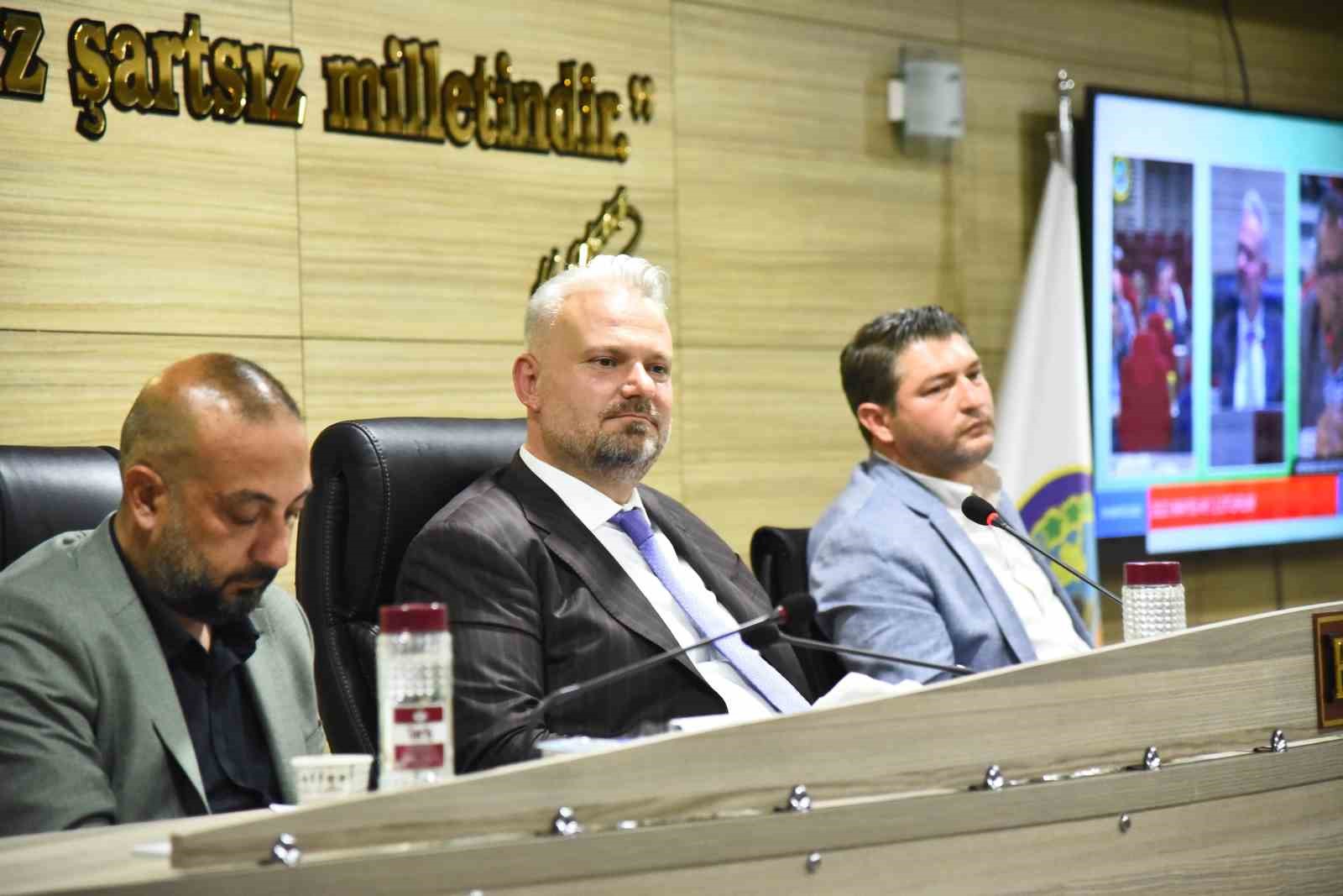 MENEMEN BELEDİYESİ, ÜNİVERSİTE KAZANAN VE ÜNİVERSİTEDEN MEZUN OLAN ÖĞRENCİLERE 5’ER