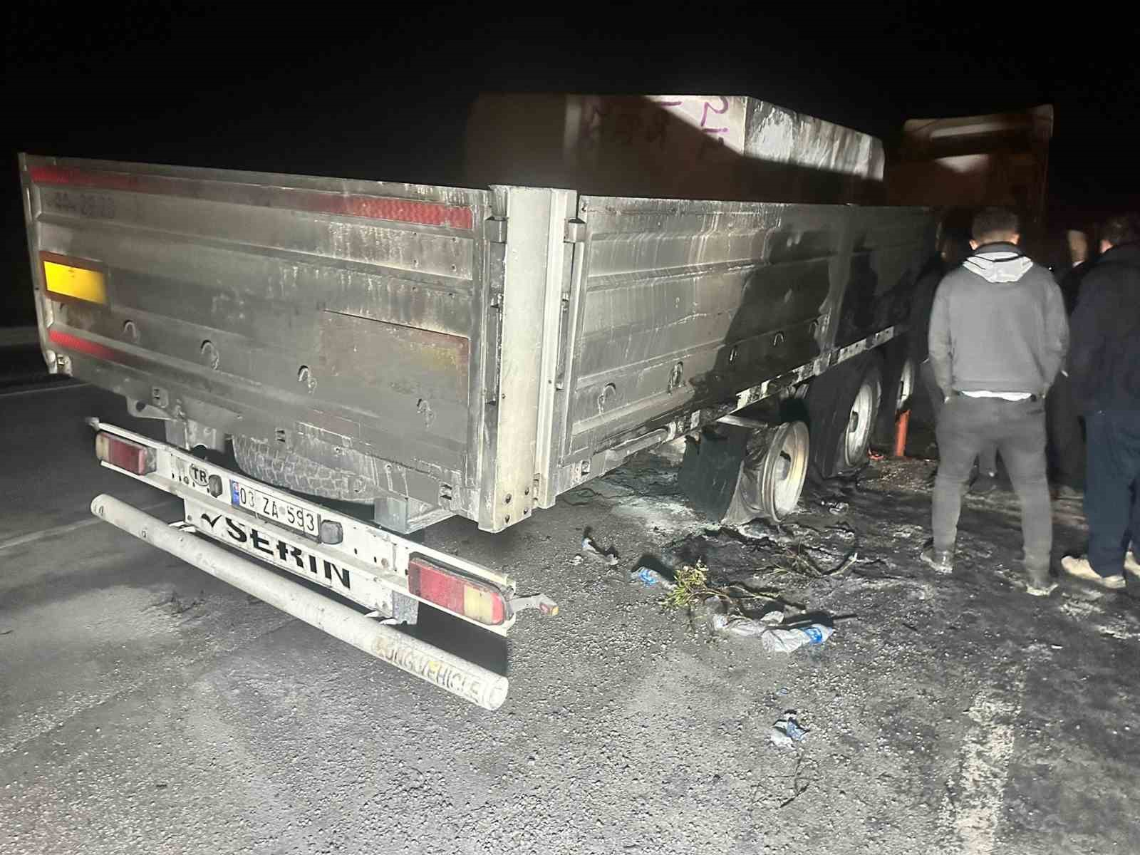 AFYONKARAHİSAR-ESKİŞEHİR KARAYOLUNDA MERMER BLOK YÜKLÜ TIRIN ARKA TEKERİNDE HENÜZ BELİRLENEMEYEN