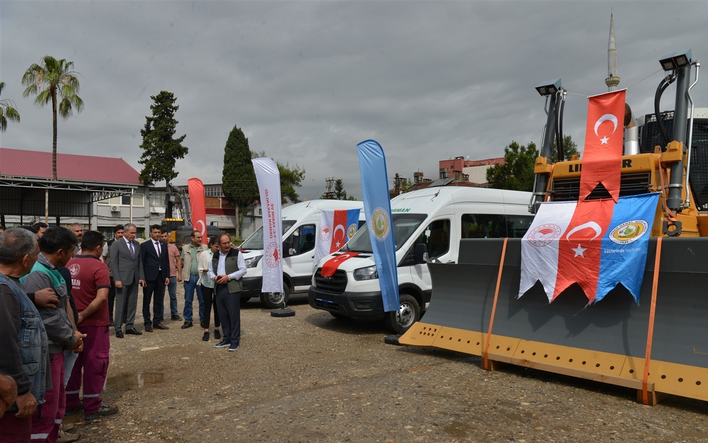 MERSİN ORMAN BÖLGE MÜDÜRLÜĞÜNE TAHSİS EDİLEN 2 MİNİBÜS İLE 1