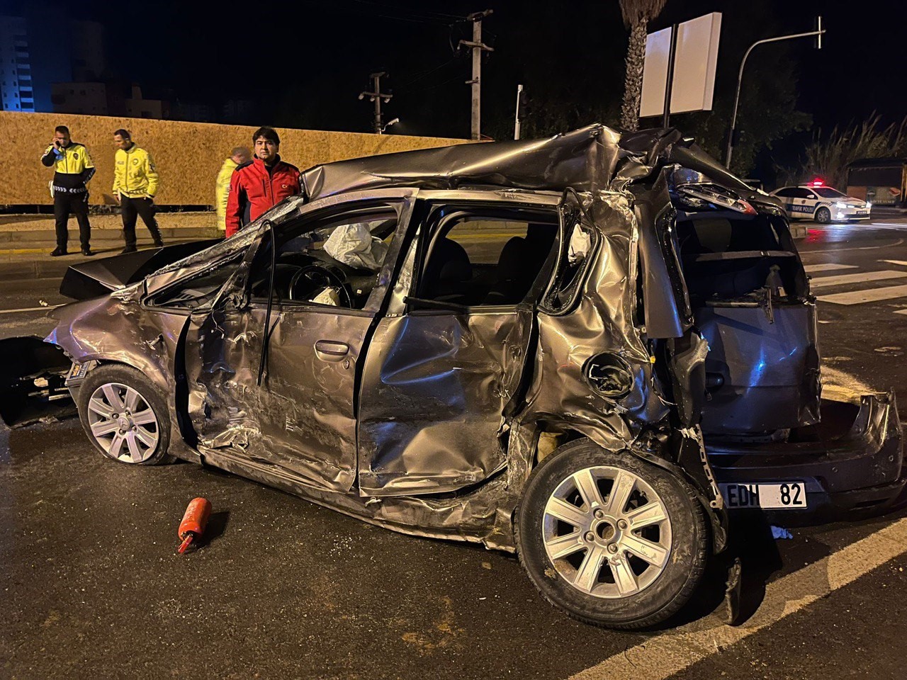 MERSİN'İN ERDEMLİ İLÇESİNDE OTOBÜS İLE ÇARPIŞAN OTOMOBİLİN SÜRÜCÜSÜ HAYATINI KAYBETTİ.