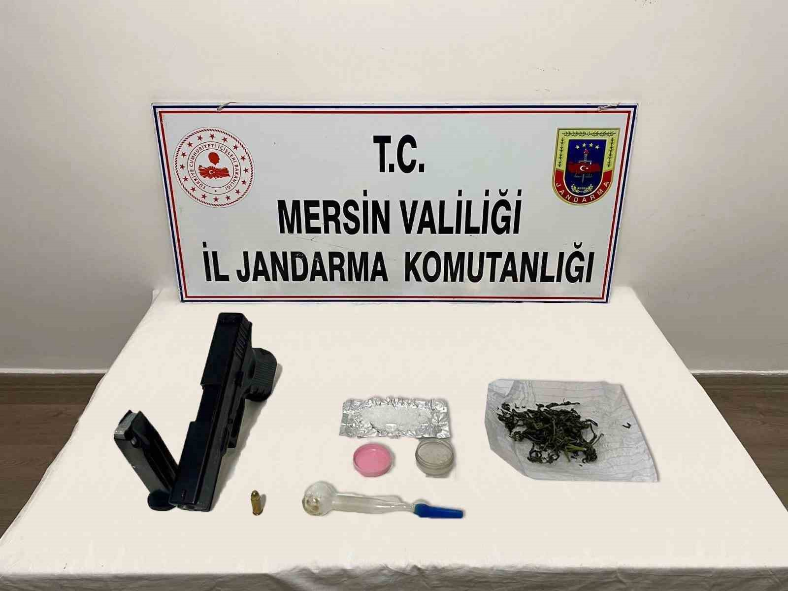 ADRESLERDE YAPILAN ARAMALARDA 3 RUHSATSIZ TABANCA, 150 GRAM KUBAR ESRAR,