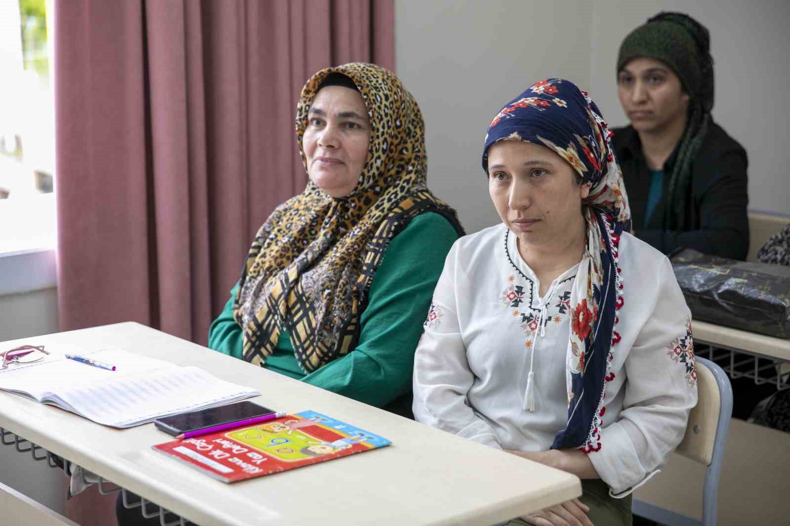 MERSİN BÜYÜKŞEHİR BELEDİYESİ TARAFINDAN HAYATA GEÇİRİLEN OKUMA YAZMA KURSLARI İLE