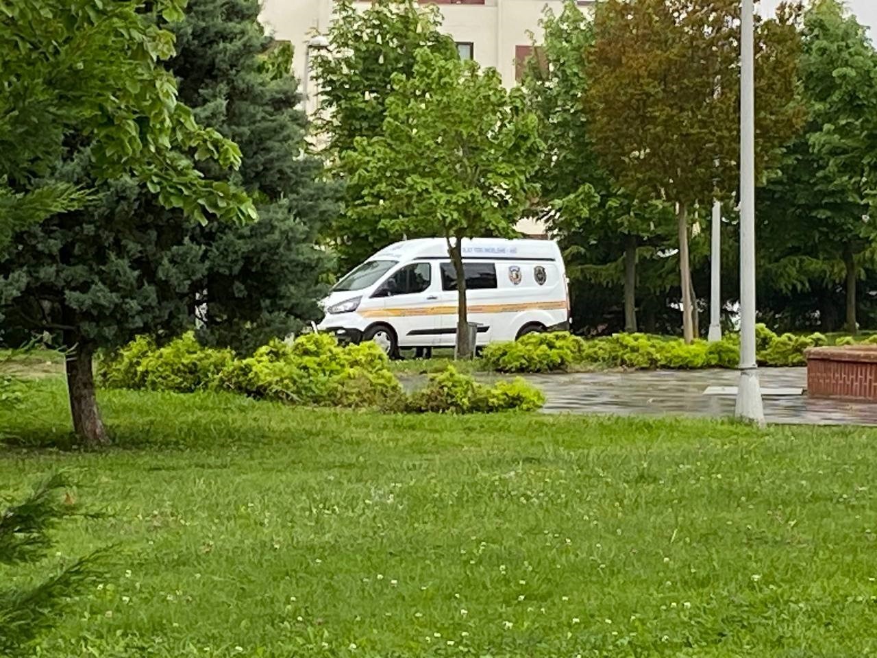 KOCAELİ'NİN İZMİT İLÇESİNDE MESİRE ALANINDA SİLAHLA VURULMUŞ HALDE ERKEK CESEDİ