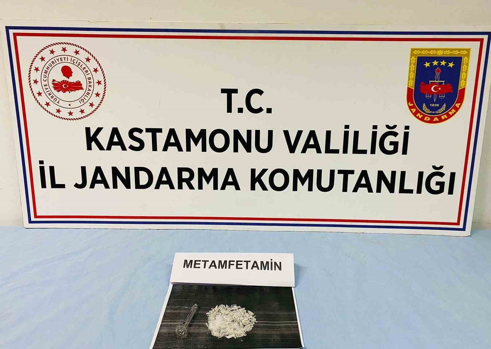 KASTAMONU’DA YOL KONTROL SIRASINDA JANDARMA EKİPLERİNCE YAPILAN ARAMADA METAMFETAMİN UYUŞTURUCU