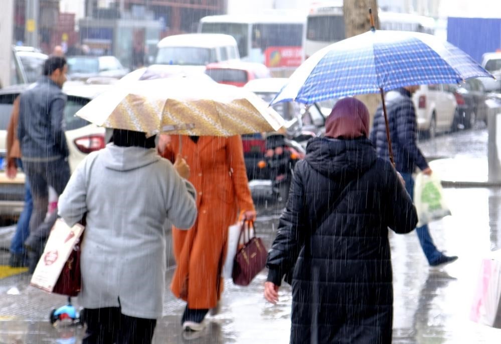 DENİZLİ’DE YARIN ÖĞLE SAATLERİNDEN SONRA BEKLENEN GÖK GÜRÜLTÜLÜ SAĞANAK YAĞIŞLARIN