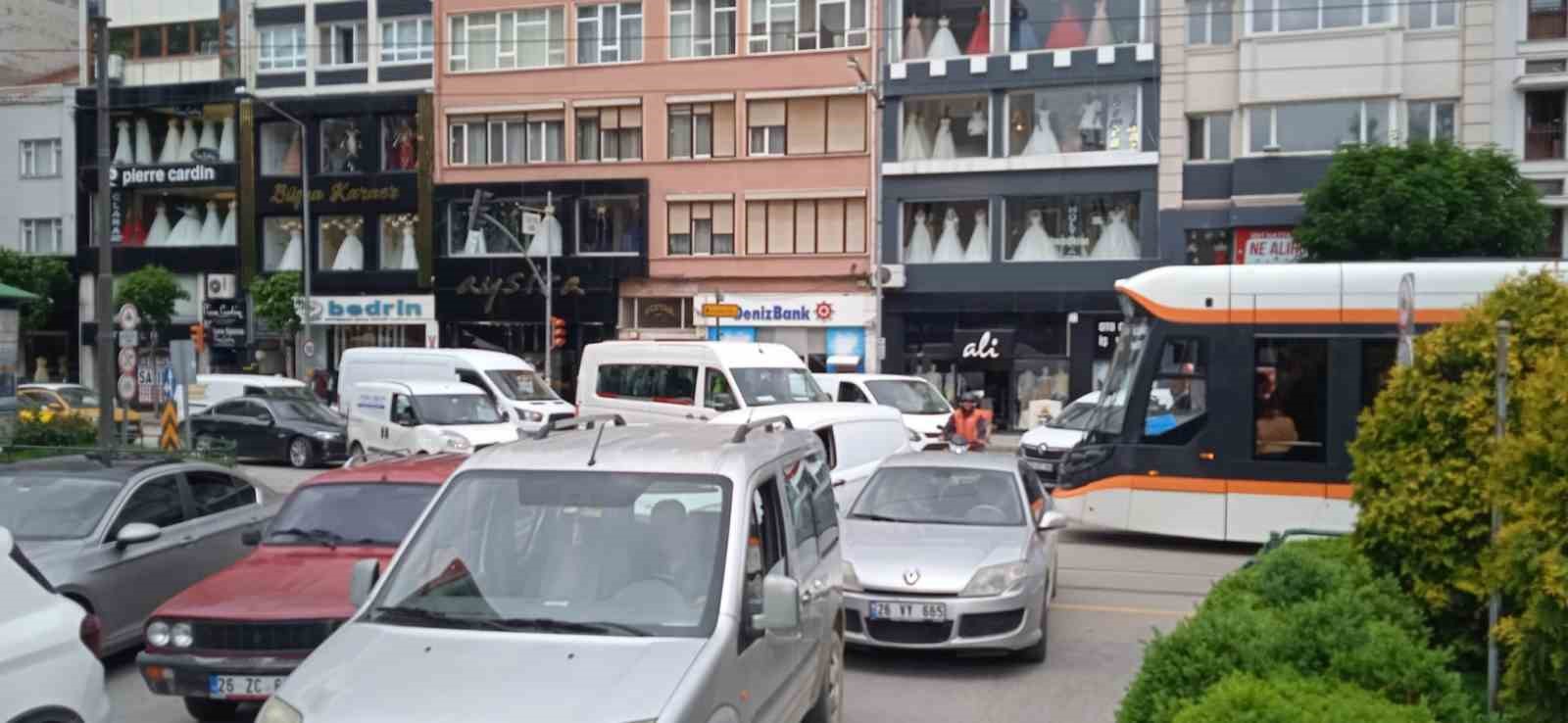 İSMET İNÖNÜ-1 CADDESİNE DOĞRU GİDEN BİR TRAMVAYIN DA UZAYAN ARAÇ