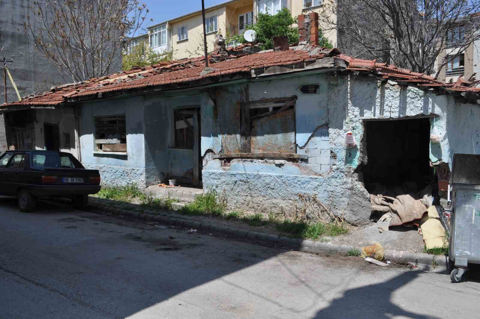 BALÇIK SOKAK'TAKİ METRUK BİNA