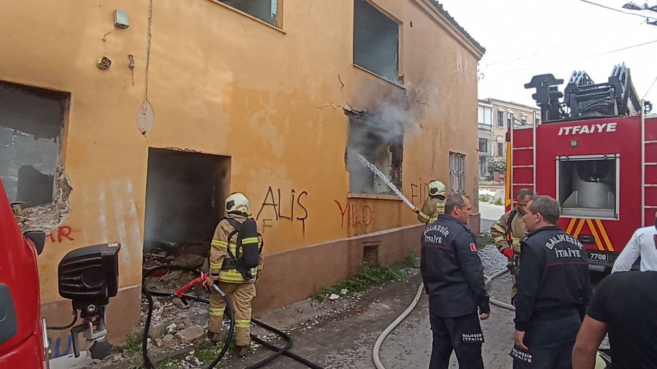 BALIKESİR’İN EDREMİT İLÇESİNDE BİR METRUK EVDE ÇIKAN YANGIN ÇEVRE SAKİNLERİNİ