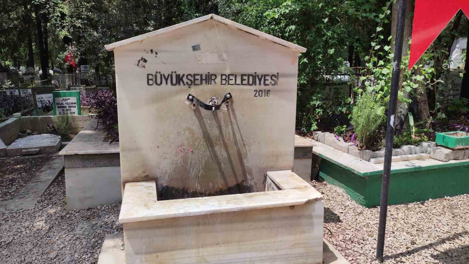 ADANA’DA MEZARLIKLARDAKİ MUSLUKLARA ÇALINMASIN DİYE DEMİR KİLİT YAPILMASI DİKKAT ÇEKTİ.