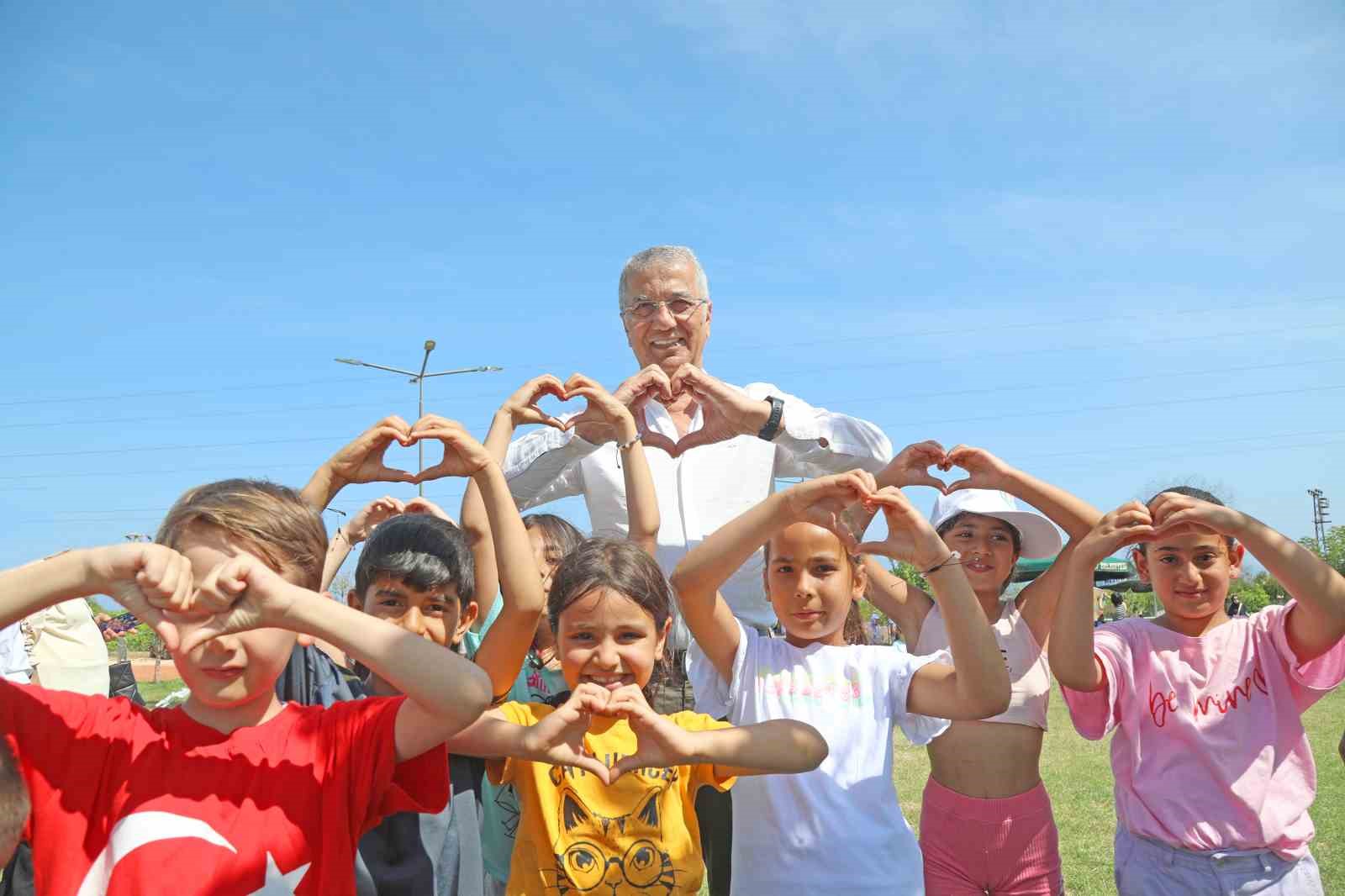 MERSİN'İN MERKEZ MEZİTLİ İLÇESİ TECE MAHALLESİNDE DÜZENLENEN UÇURTMA ŞENLİĞİ RENKLİ