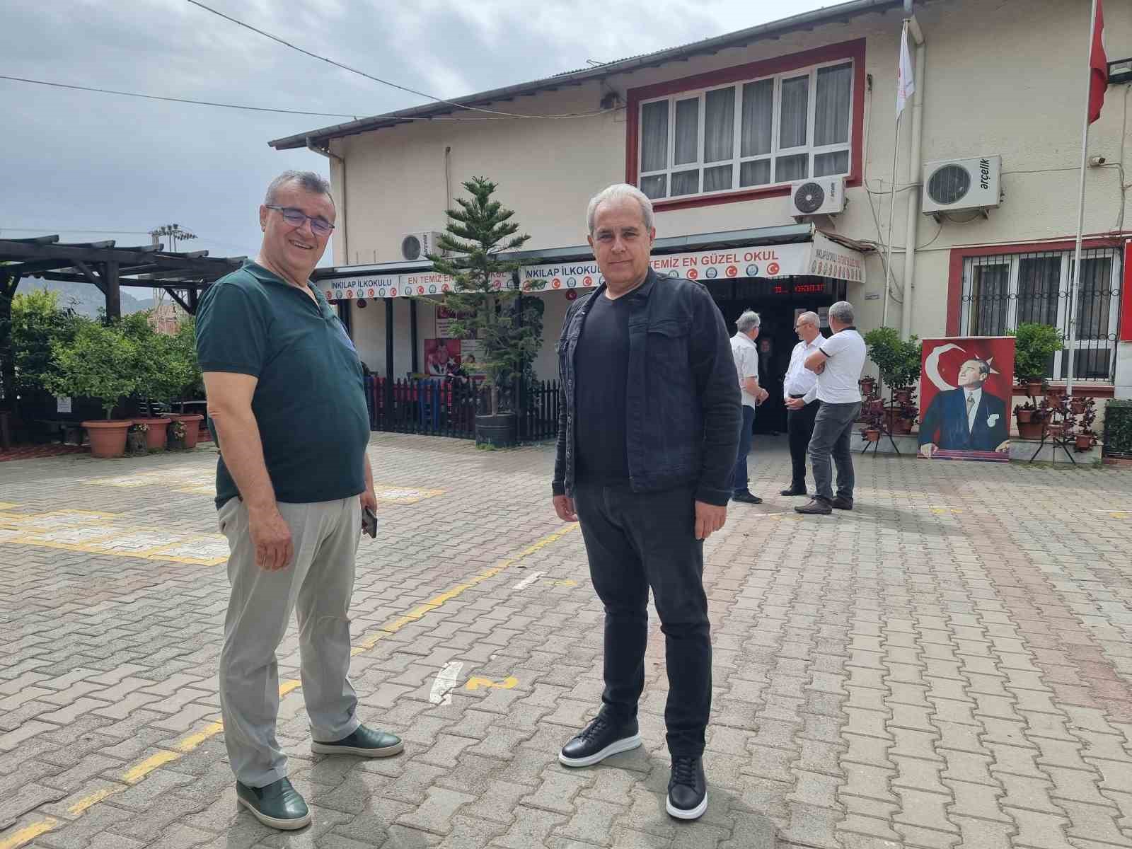 OKUL MÜDÜRÜ TURAN PAZARCI (SAĞDA) VE OKULDAN MEZUN ALPARSLAN YAVUZ