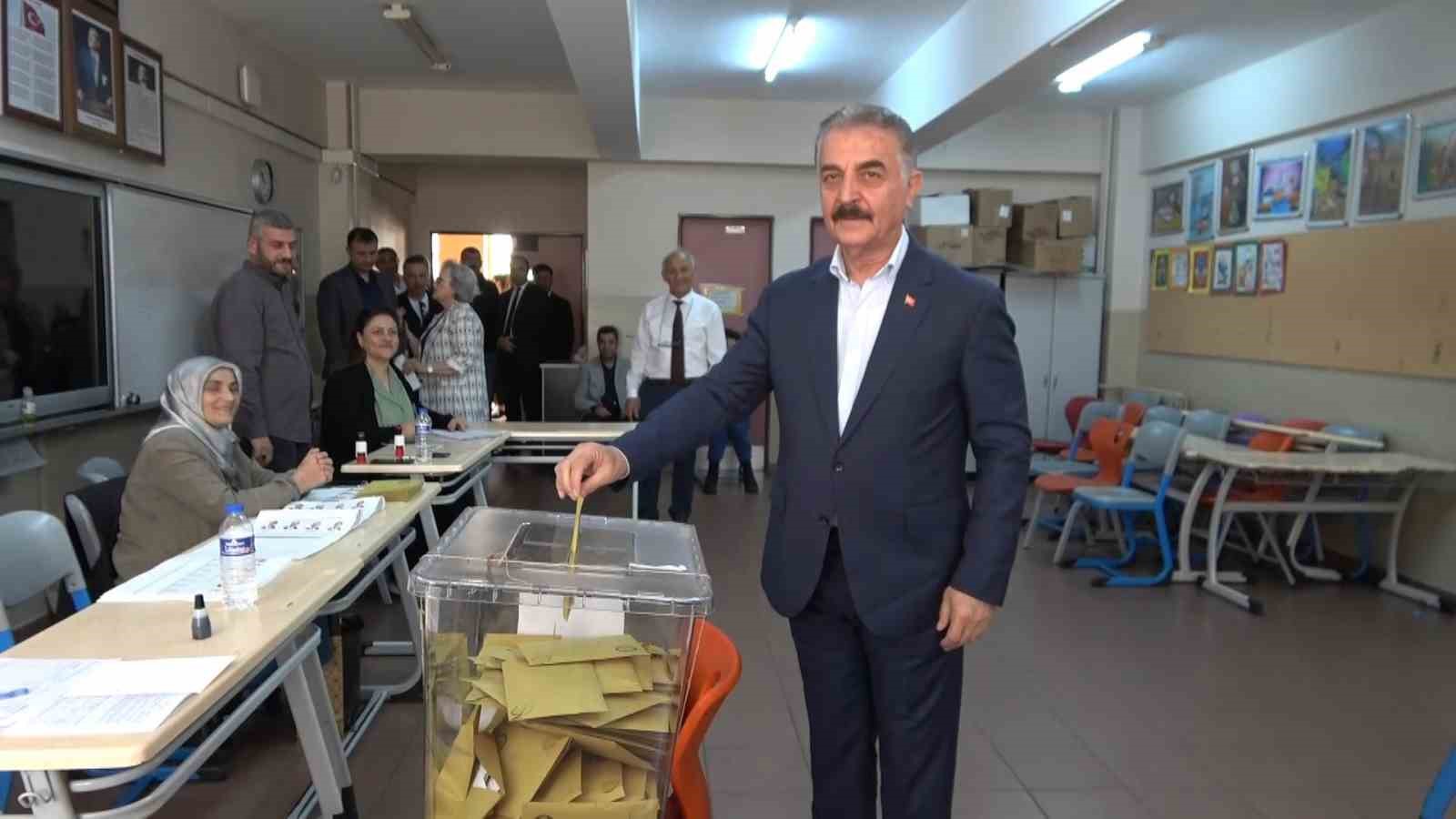 MHP GENEL SEKRETERİ İSMET BÜYÜKATAMAN, OYUNU BURSA'NIN NİLÜFER İLÇESİNDE KULLANDI.