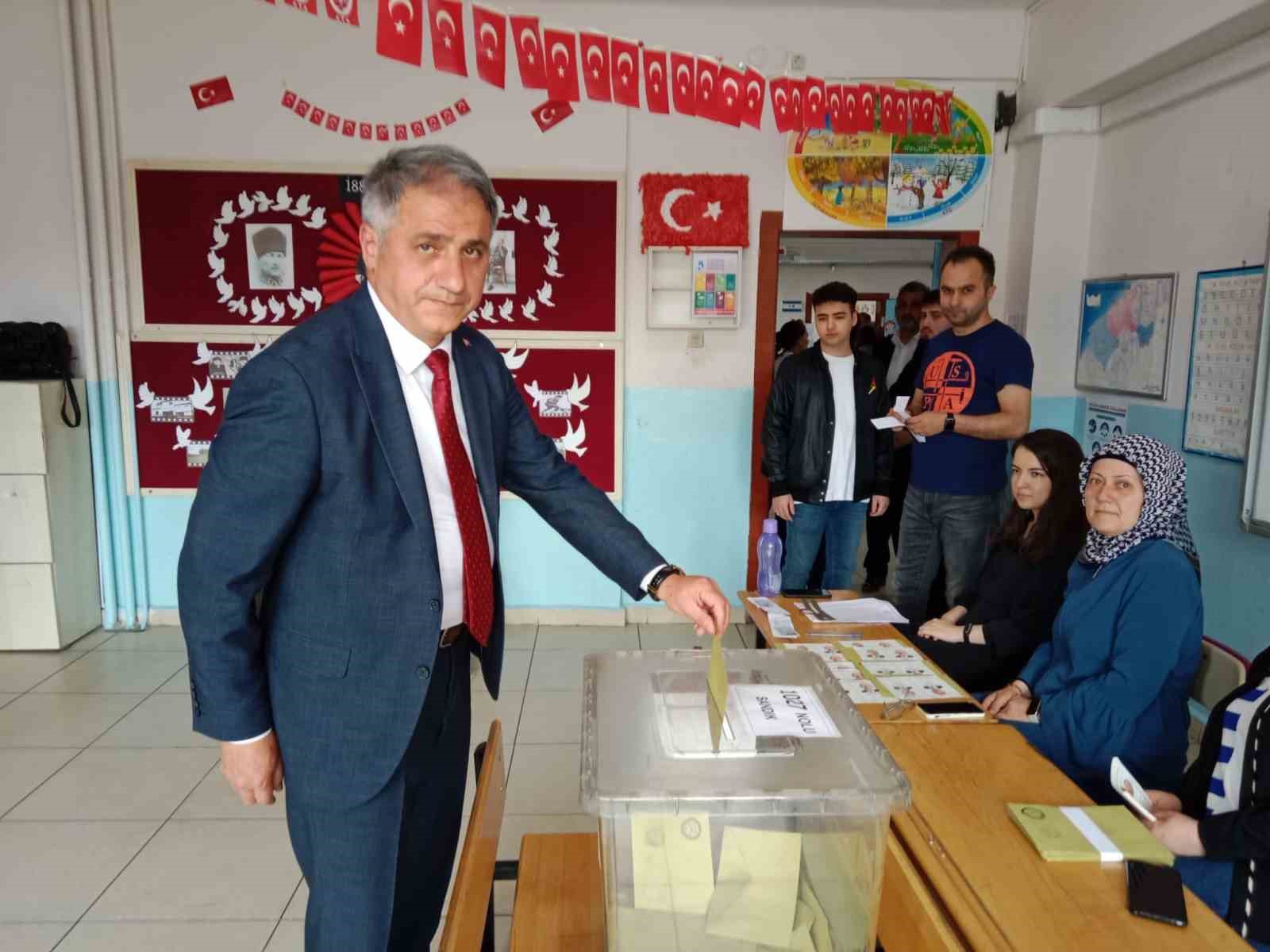 AK PARTİ MİLLETVEKİLLERİ MUAMMER AVCI, KÖKSAL TOPTAN İLKOKULUNDA OYUNU KULLANIRKEN,