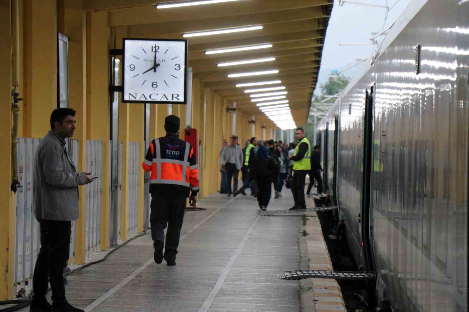 ADAPAZARI-GEBZE ARASINDA 11 DURAKTA HİZMET VERECEK VE GÜNDE 5 SEFER