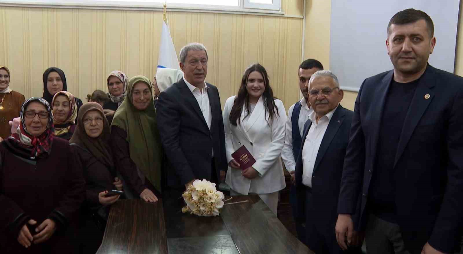 MİLLİ SAVUNMA BAKANI HULUSİ AKAR, ZİYARET ETTİĞİ TOMARZA BELEDİYESİNDE BİR