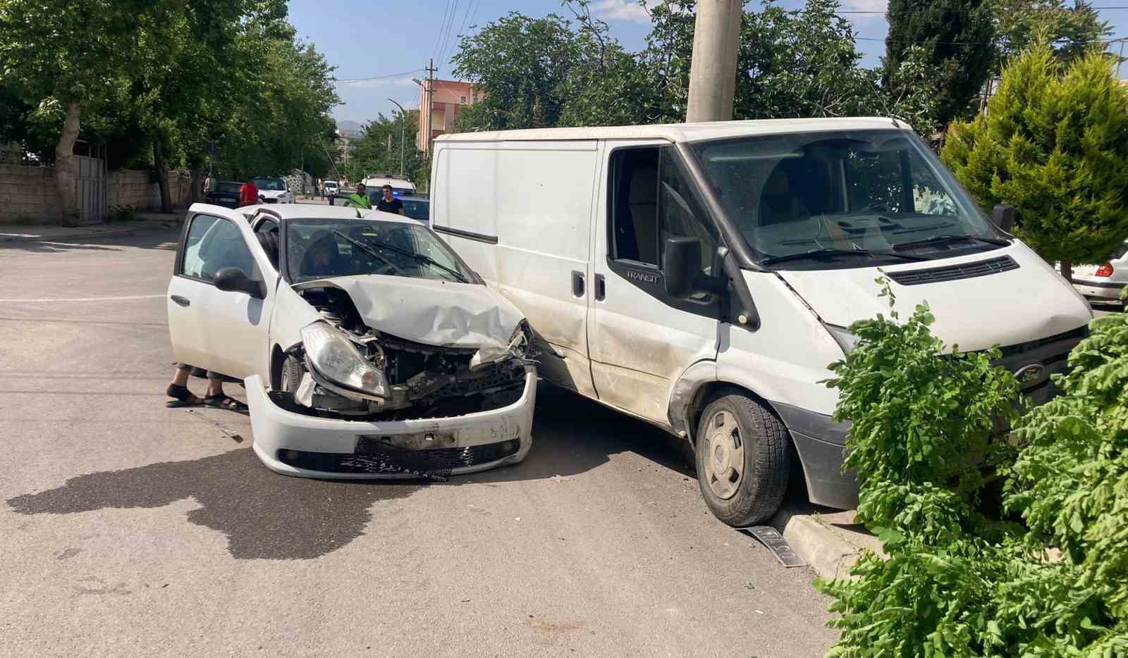 ADIYAMAN’DA, MİNİBÜS İLE OTOMOBİLİN ÇARPIŞMASI SONUCU MEYDANA GELEN KAZADA 1