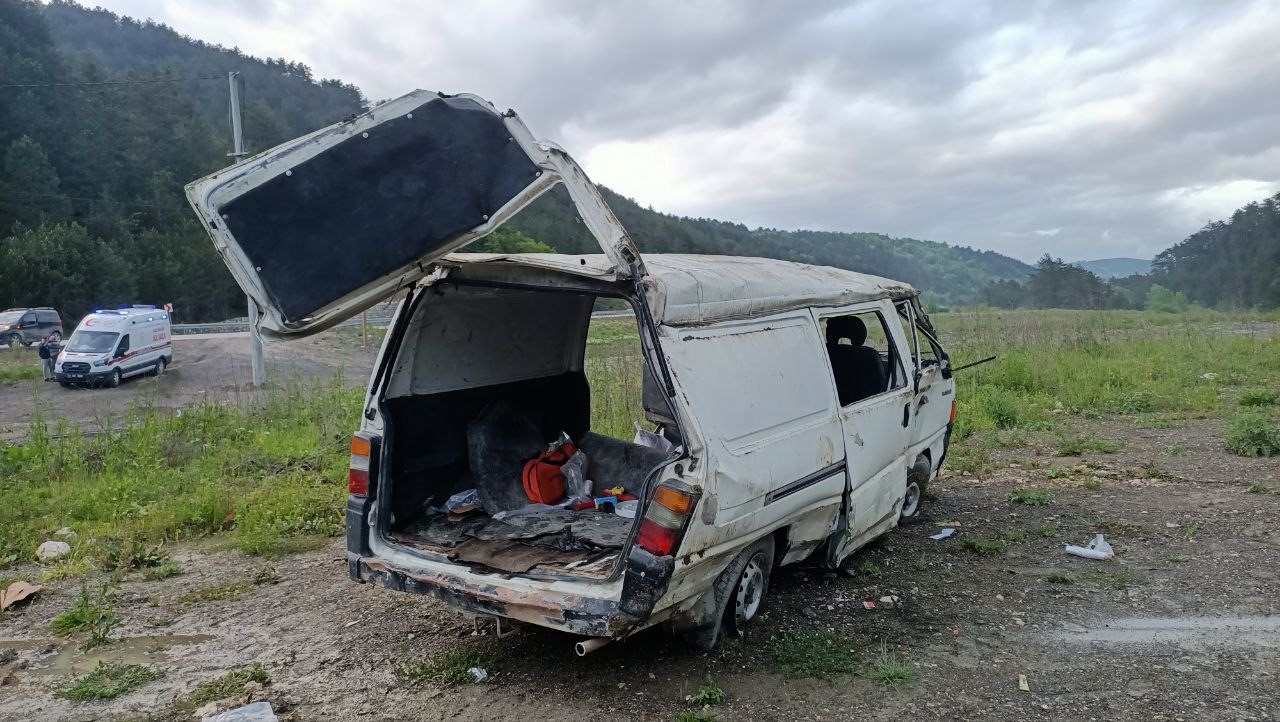 BOLU MUDURNU YOLUNDA KONTROLDEN ÇIKAN BİR MİNİBÜS, BOŞ TARLAYA DALARAK