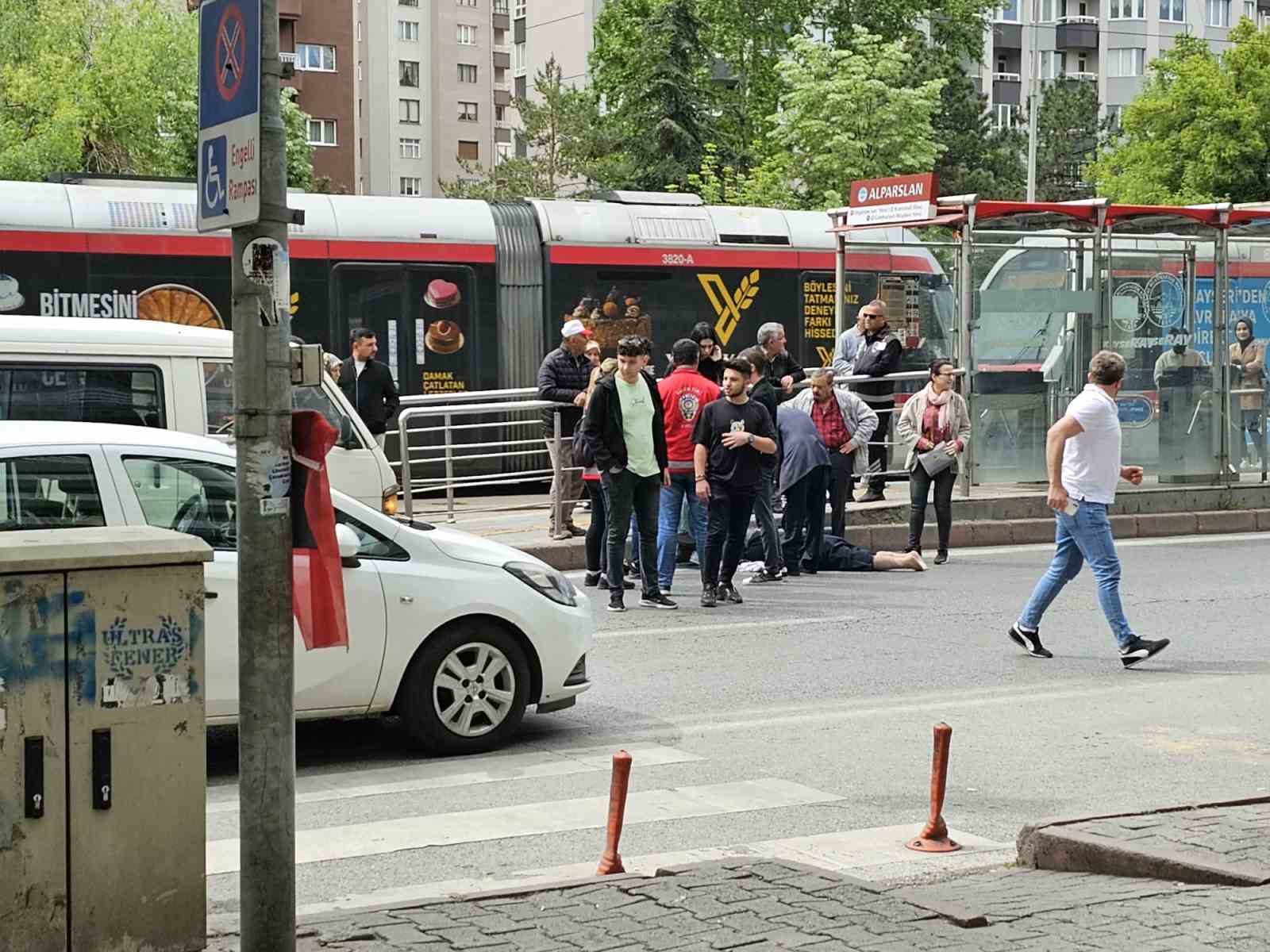 KAYSERİ'NİN KOCASİNAN İLÇESİNDE KARŞIDAN KARŞIYA GEÇMEK İSTEYEN YAŞLI KADINA MİNİBÜS