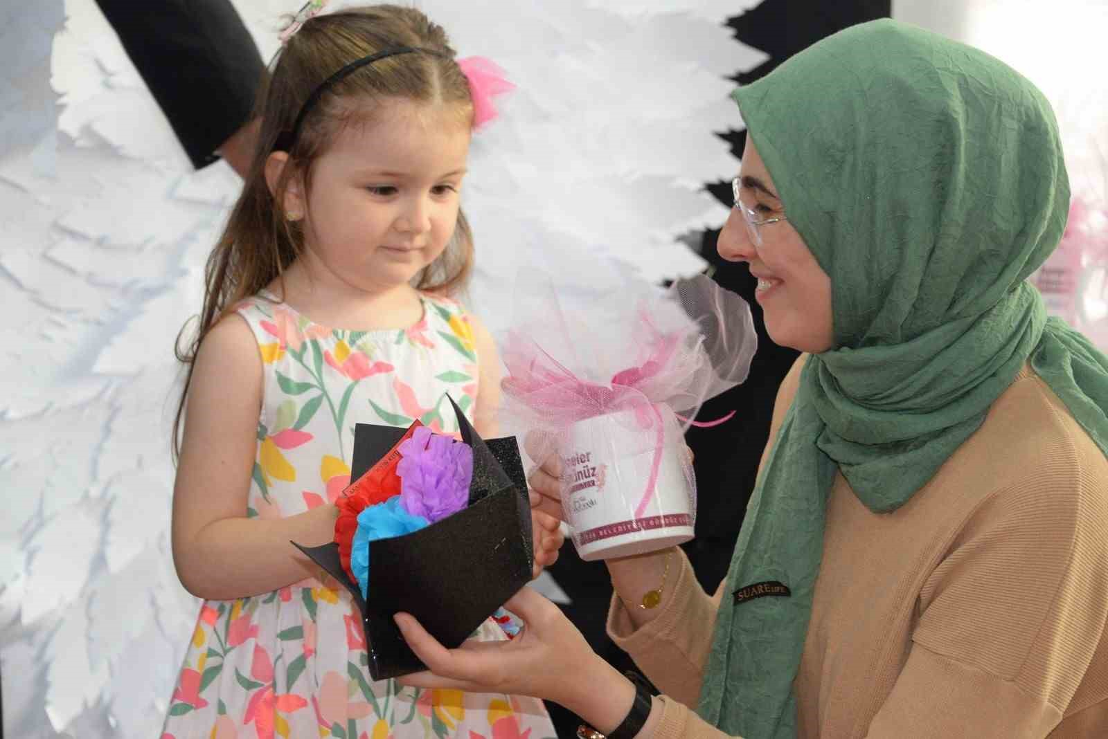 MİNİK ÖĞRENCİLER ANNELERİNİN ANNELER GÜNÜ’NÜ KUTLADI