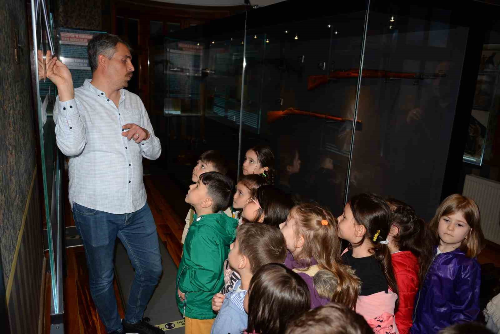 MİNİK ÖĞRENCİLER RADYO SERGİSİ’Nİ ZİYARET ETTİ