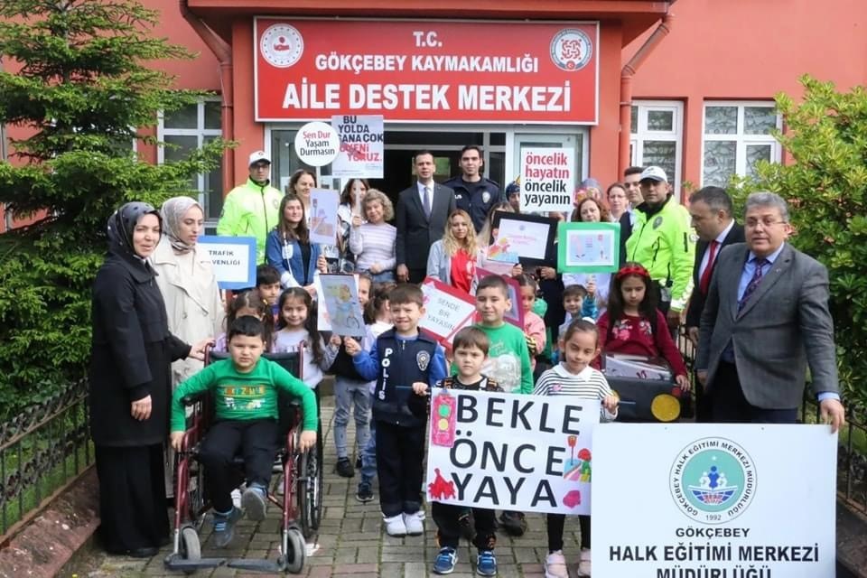 MİNİK ÖĞRENCİLER TRAFİK UYGULAMASI YAPTI