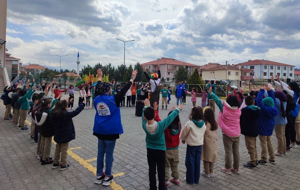 ERZİNCAN’DA ÜNİVERSİTE ÖĞRENCİSİ GENÇLİK MERKEZİ GÖNÜLLÜLERİ, PALYAÇO KOSTÜMÜYLE GİRDİKLERİ OKULDA