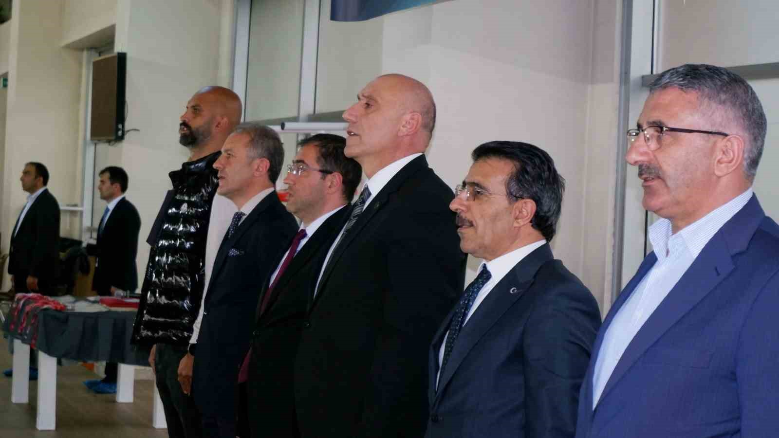 MİNİK YÜZÜCÜLER PALANDÖKEN OLİMPİK YÜZME HAVUZUNDA MADALYA ALMAK İÇİN KIYASIYA