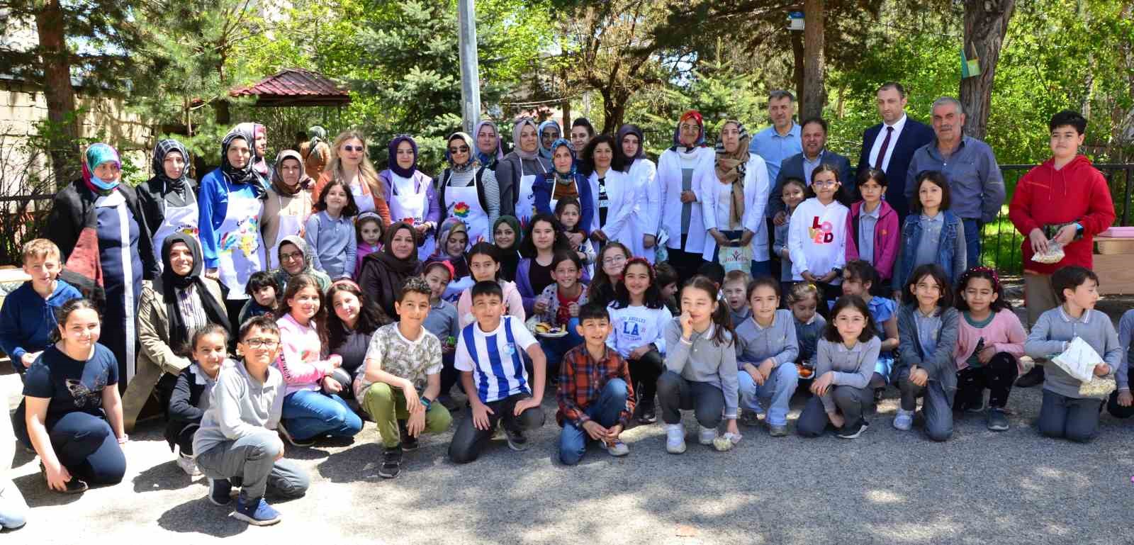 ERZURUM’UN YAKUTİYE İLÇESİNDEKİ TATBİKAT İLKOKULU’NDA DEPREMZEDELER İÇİN DÜZENLENEN HAYIR ÇARŞISI