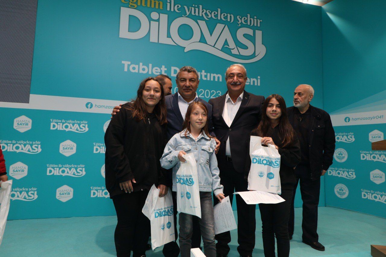 KOCAELİ'NİN DİLOVASI İLÇESİNDE BİN 167 ÖĞRENCİYE TABLET BİLGİSAYAR DAĞITILDI. YAZ