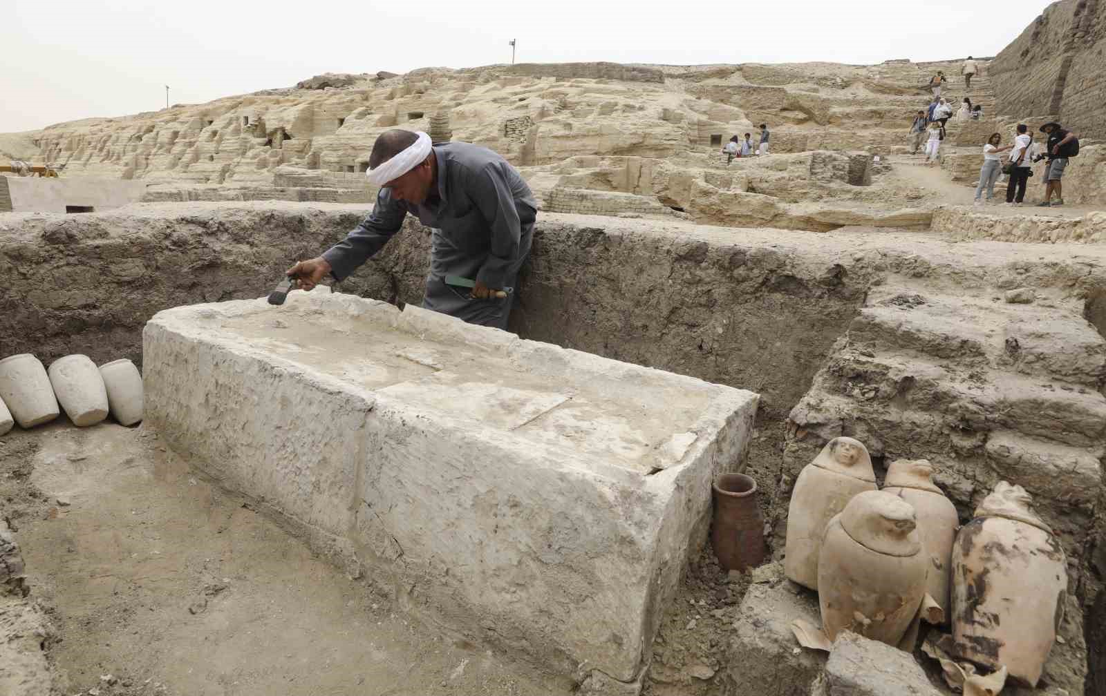 MISIR’IN ANTİK SAKKARA BÖLGESİNDE YAPILAN ARKEOLOJİ ÇALIŞMALARI SIRASINDA 2 MUMYALAMA