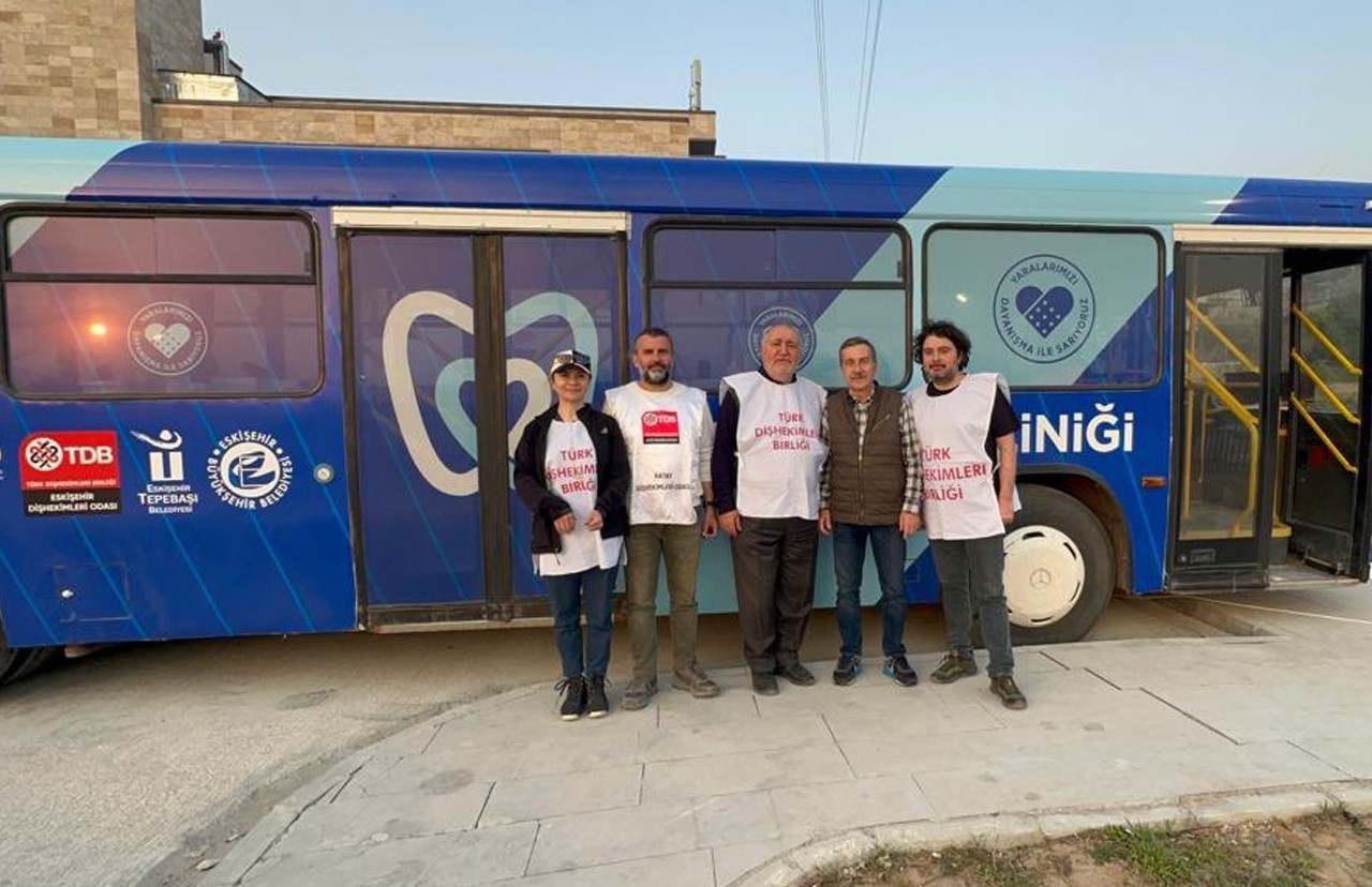 ESKİŞEHİR TEPEBAŞI BELEDİYESİ’NİN ÖNCÜLÜĞÜNDE DEPREM BÖLGESİNE GÖNDERİLEN MOBİL DİŞ KLİNİĞİ