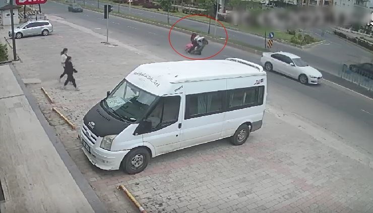 TEKİRDAĞ ÇORLU’DA TRAFİKTE MOTOSİKLETİ ŞAHA KALDIRAN KURYENİN GEÇİRDİĞİ KAZA KAMERAYA