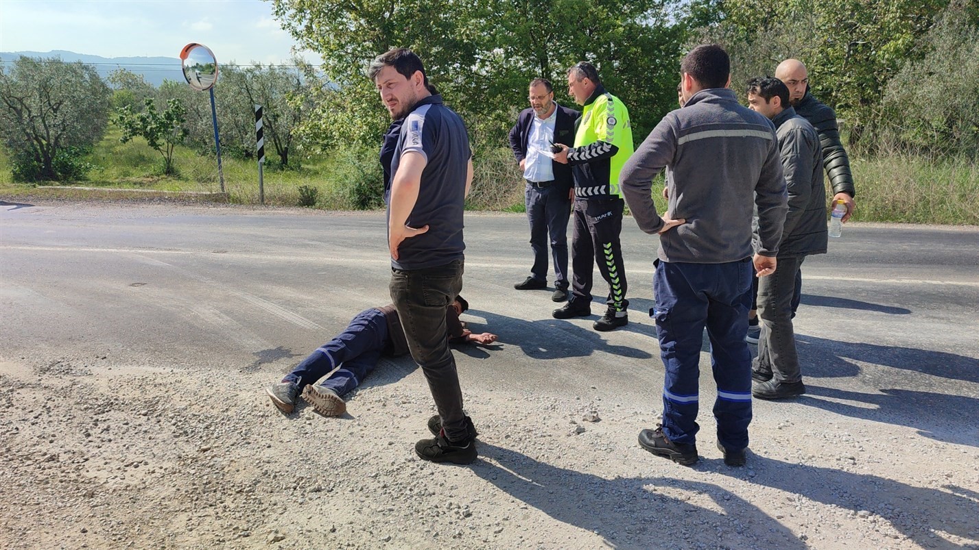 ORHANGAZİ’DE YENİKÖY YOLU ÜZERİNDE MEYDANA GELEN TRAFİK KAZASINDA ÖNÜNDEKİ OTOMOBİLE