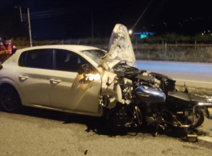 MANİSA'NIN ALAŞEHİR İLÇESİNDE OTOMOBİL İLE MOTOSİKLETİN KAFA KAFAYA KARIŞTIĞI KAZADA