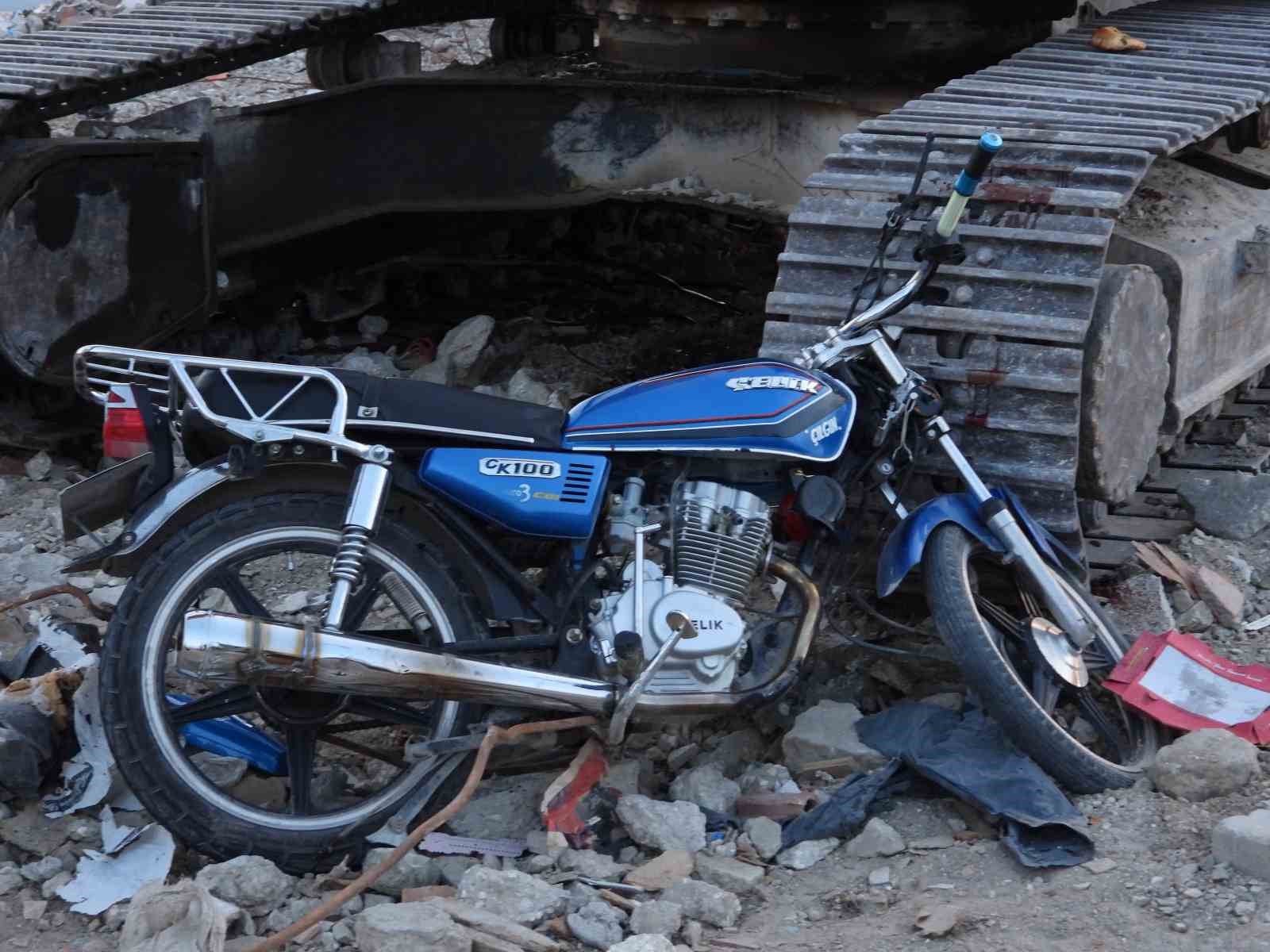 HATAY’IN SAMANDAĞ İLÇESİNDE MOTOSİKLETİN KONTROLÜNÜ KAYBEDEREK PARK HALİNDEKİ  PALETLİ