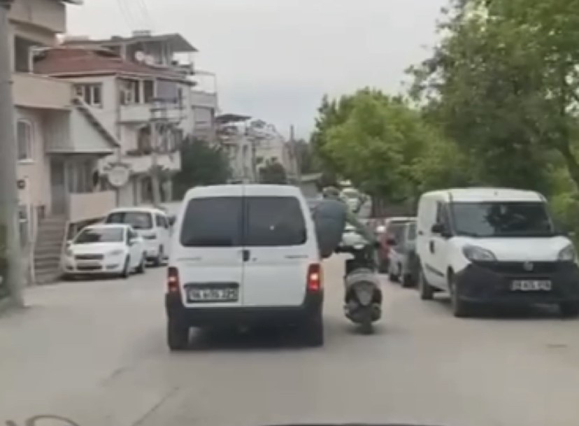 BURSA'DA HAFİF TİCARİ ARACIN CAMINDAN MOTOSİKLETİ BÖYLE GÖTÜRDÜ